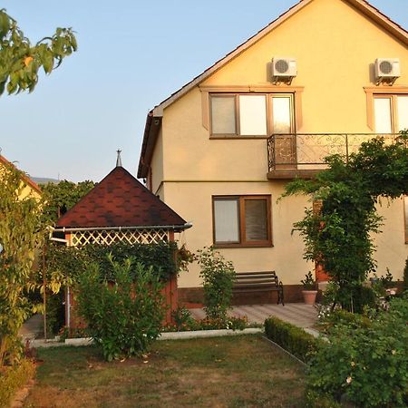 Квітковий Двір Golubinoye Luaran gambar