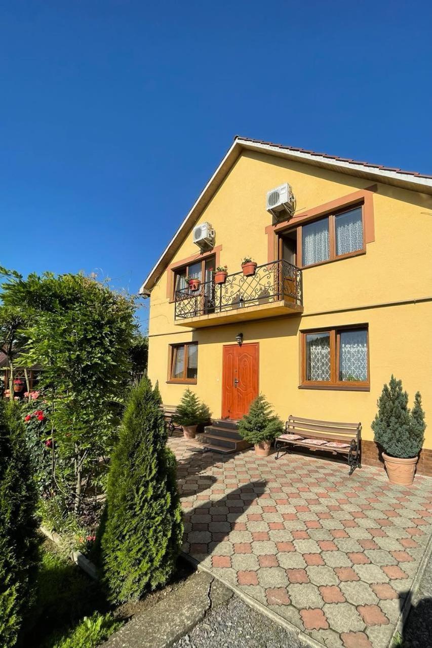 Квітковий Двір Golubinoye Luaran gambar